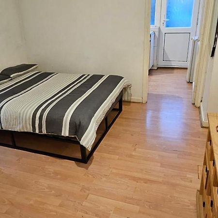 No Frills & Nothing Fancy 1 Bed Studio City Centre 卡迪夫 外观 照片